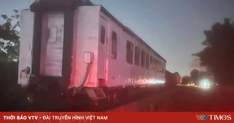 Hà Nội: Ô tô bị tàu hỏa đâm văng xuống mương, tài xế may mắn thoát nạn