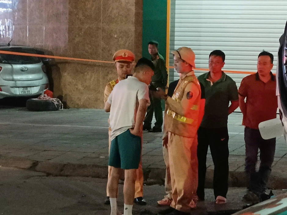 Hà Nội: Ô tô Lexus gây tai nạn liên hoàn trên phố Trung Kính rồi lật ngửa Hà Nội: Ô tô Lexus gây tai nạn liên hoàn trên phố Trung Kính rồi lật ngửa