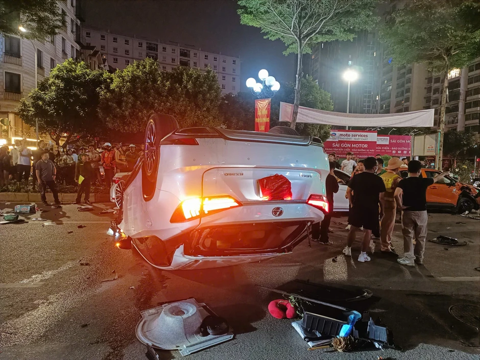 Hà Nội: Ô tô Lexus gây tai nạn liên hoàn trên phố Trung Kính rồi lật ngửa Hà Nội: Ô tô Lexus gây tai nạn liên hoàn trên phố Trung Kính rồi lật ngửa