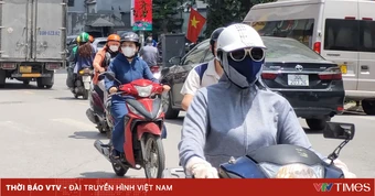 Hà Nội oi nóng ngột ngạt đầu mùa hè, người dân chật vật mưu sinh