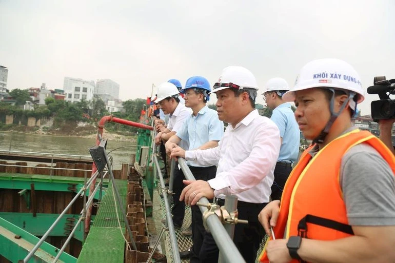 Hà Nội phấn đấu đưa vào khai thác cầu Tứ Liên và cầu Trần Hưng Đạo trong quý II/2027 Hà Nội phấn đấu đưa vào khai thác cầu Tứ Liên và cầu Trần Hưng Đạo trong quý II/2027