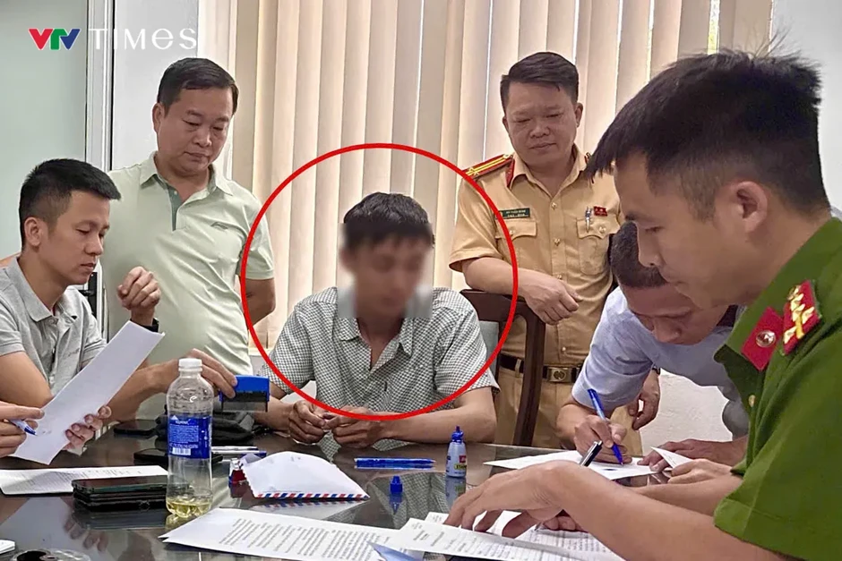 Hà Nội: Phát hiện thí sinh sử dụng camera cúc áo, tai nghe siêu nhỏ để gian lận thi sát hạch lái xe Hà Nội: Phát hiện thí sinh sử dụng camera cúc áo, tai nghe siêu nhỏ để gian lận thi sát hạch lái xe