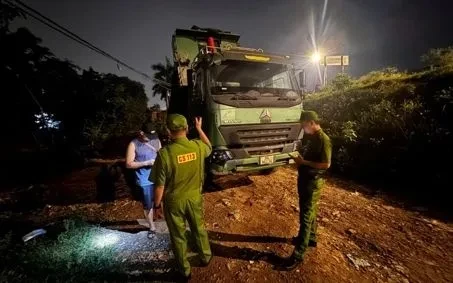 Hà Nội: Phát hiện xe tải đổ chất thải trái phép giữa đêm