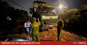 Hà Nội: Phát hiện xe tải đổ chất thải trái phép giữa đêm