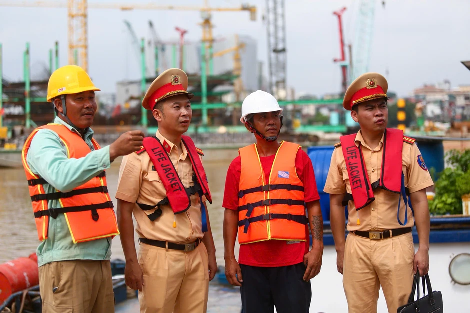 Hà Nội: Phối hợp bảo đảm an toàn giao thông đường thủy tại các công trình vượt sông Hồng Hà Nội: Phối hợp bảo đảm an toàn giao thông đường thủy tại các công trình vượt sông Hồng