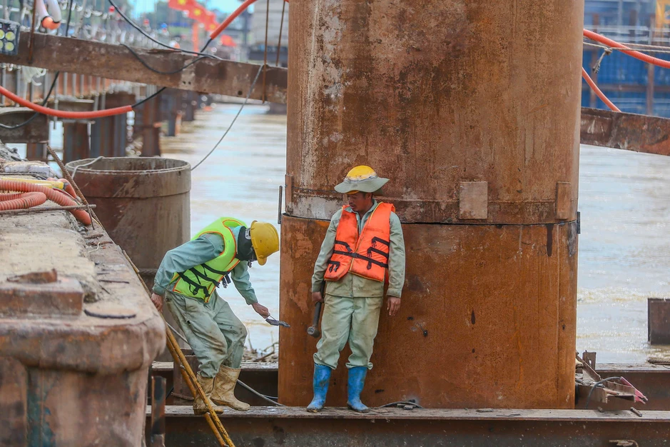 Hà Nội: Phối hợp bảo đảm an toàn giao thông đường thủy tại các công trình vượt sông Hồng Hà Nội: Phối hợp bảo đảm an toàn giao thông đường thủy tại các công trình vượt sông Hồng