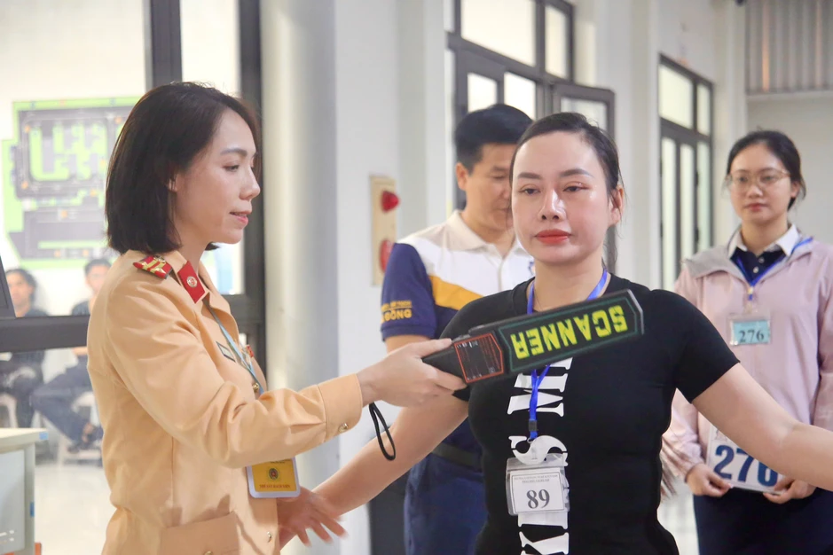 Hà Nội: "Bịt" cửa gian lận sát hạch lái xe bằng công nghệ giám sát hiện đại Hà Nội: "Bịt" cửa gian lận sát hạch lái xe bằng công nghệ giám sát hiện đại