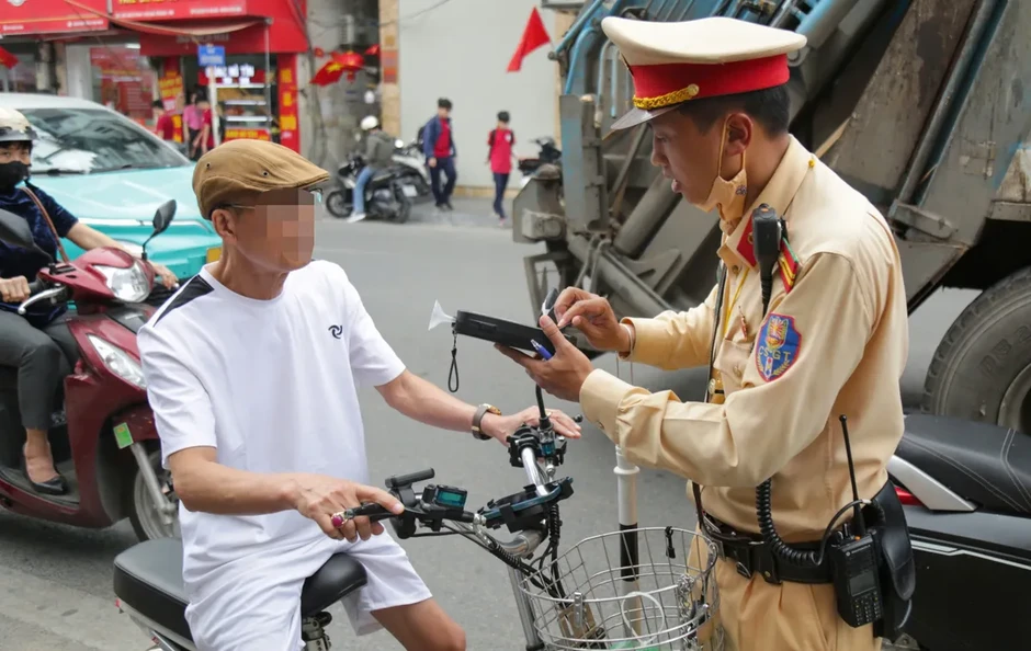 Hà Nội: Quyết liệt xử lý người đi xe đạp, xe đạp điện vi phạm nồng độ cồn Hà Nội: Quyết liệt xử lý người đi xe đạp, xe đạp điện vi phạm nồng độ cồn