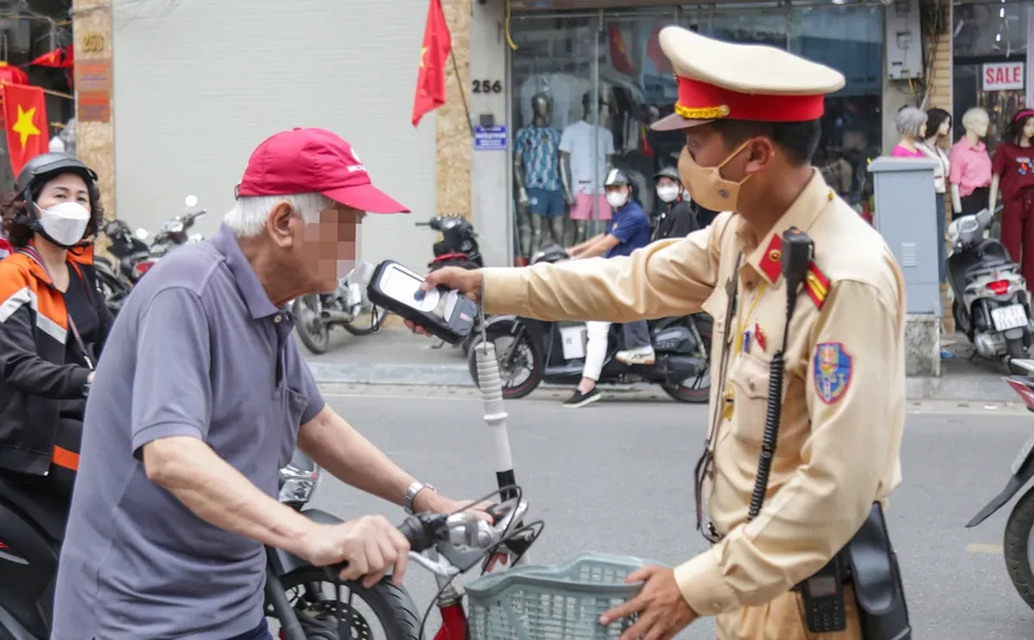 Hà Nội: Quyết liệt xử lý người đi xe đạp, xe đạp điện vi phạm nồng độ cồn Hà Nội: Quyết liệt xử lý người đi xe đạp, xe đạp điện vi phạm nồng độ cồn