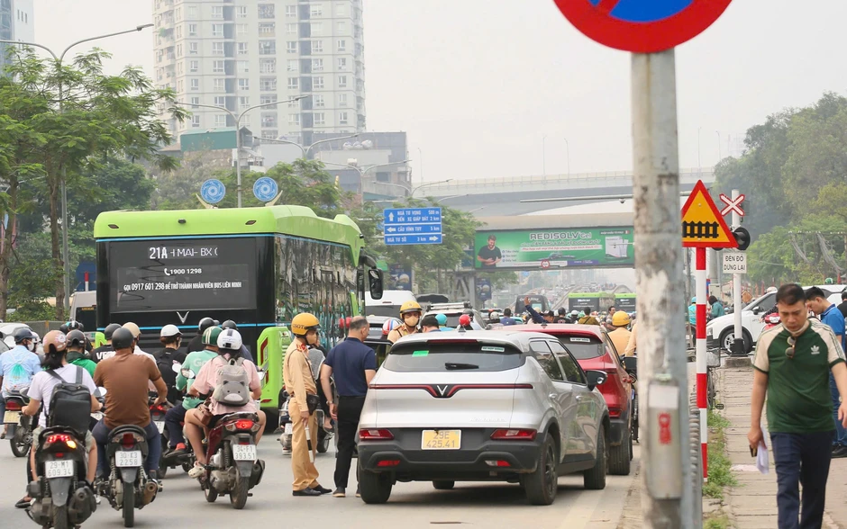 Hà Nội: Quyết liệt xử lý vi phạm dừng, đỗ xe để "hạ nhiệt" ùn tắc Hà Nội: Quyết liệt xử lý vi phạm dừng, đỗ xe để "hạ nhiệt" ùn tắc