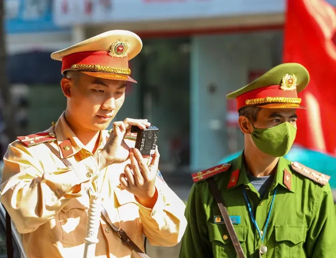 Hà Nội: Quyết liệt xử lý vi phạm dừng, đỗ xe để "hạ nhiệt" ùn tắc Hà Nội: Quyết liệt xử lý vi phạm dừng, đỗ xe để "hạ nhiệt" ùn tắc