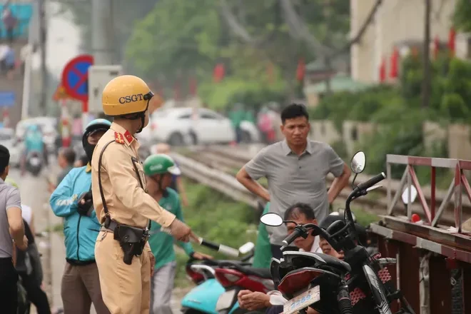 Hà Nội: Quyết liệt xử lý vi phạm dừng, đỗ xe để "hạ nhiệt" ùn tắc Hà Nội: Quyết liệt xử lý vi phạm dừng, đỗ xe để "hạ nhiệt" ùn tắc