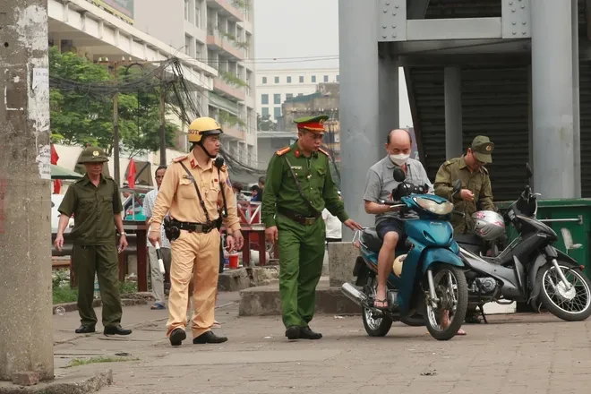Hà Nội: Quyết liệt xử lý vi phạm dừng, đỗ xe để "hạ nhiệt" ùn tắc Hà Nội: Quyết liệt xử lý vi phạm dừng, đỗ xe để "hạ nhiệt" ùn tắc