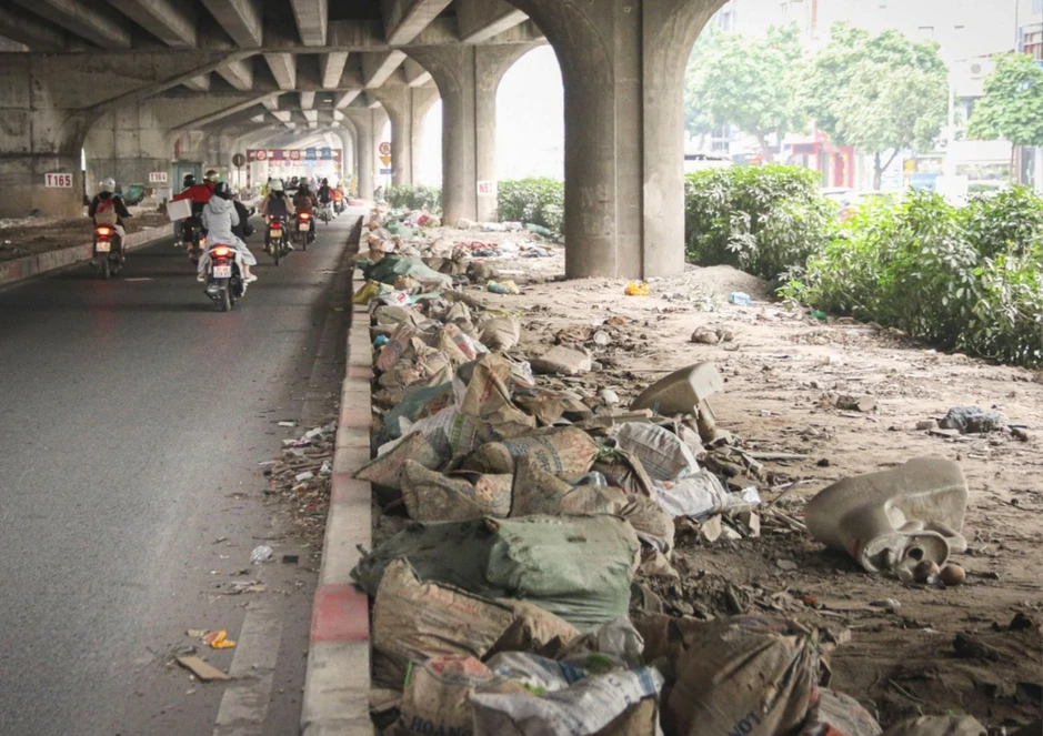Hà Nội: Rác tràn trên đường vành đai, cầu vượt, nguy cơ gây tai nạn và mất mỹ quan