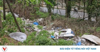 Hà Nội: Rác tràn trên đường vành đai, cầu vượt, nguy cơ gây tai nạn và mất mỹ quan