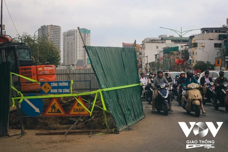 Hà Nội: Rào chắn khắp nơi, giao thông chật vật Hà Nội: Rào chắn khắp nơi, giao thông chật vật