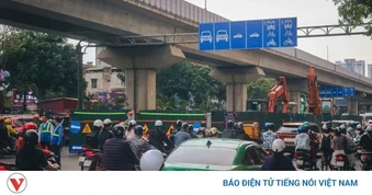 Hà Nội: Rào chắn khắp nơi, giao thông chật vật