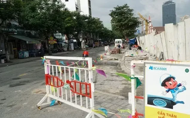 Hà Nội rào chắn, tổ chức giao thông nhiều tuyến đường phục vụ nâng cấp hệ thống chiếu sáng Hà Nội rào chắn, tổ chức giao thông nhiều tuyến đường phục vụ nâng cấp hệ thống chiếu sáng