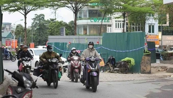 Hà Nội rào đường hàng loạt tuyến phố để thi công chống ngập