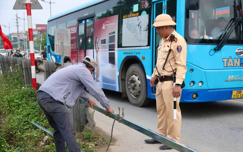 Hà Nội: Rào kín 6 lối đi tự mở trên tuyến đường sắt Bắc - Nam, bảo đảm an toàn chạy tàu Hà Nội: Rào kín 6 lối đi tự mở trên tuyến đường sắt Bắc - Nam, bảo đảm an toàn chạy tàu