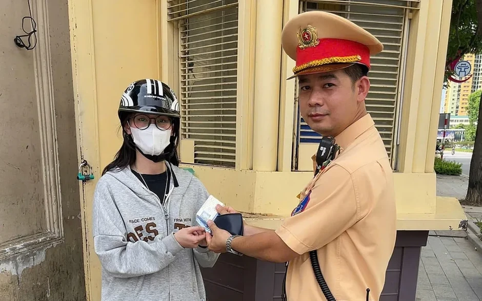 Hà Nội: Rơi mất ví cùng giấy tờ, cô gái bất ngờ được CSGT liên hệ trao trả Hà Nội: Rơi mất ví cùng giấy tờ, cô gái bất ngờ được CSGT liên hệ trao trả