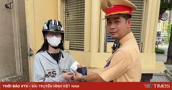 Hà Nội: Rơi mất ví cùng giấy tờ, cô gái bất ngờ được CSGT liên hệ trao trả