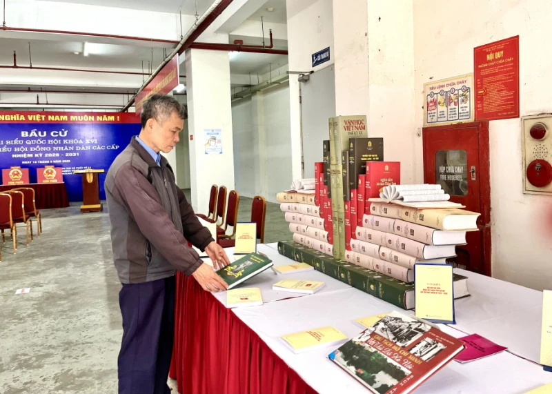 Hà Nội rộn ràng cờ hoa trước ngày bầu cử, chờ đón hơn 6 triệu cử tri Hà Nội rộn ràng cờ hoa trước ngày bầu cử, chờ đón hơn 6 triệu cử tri