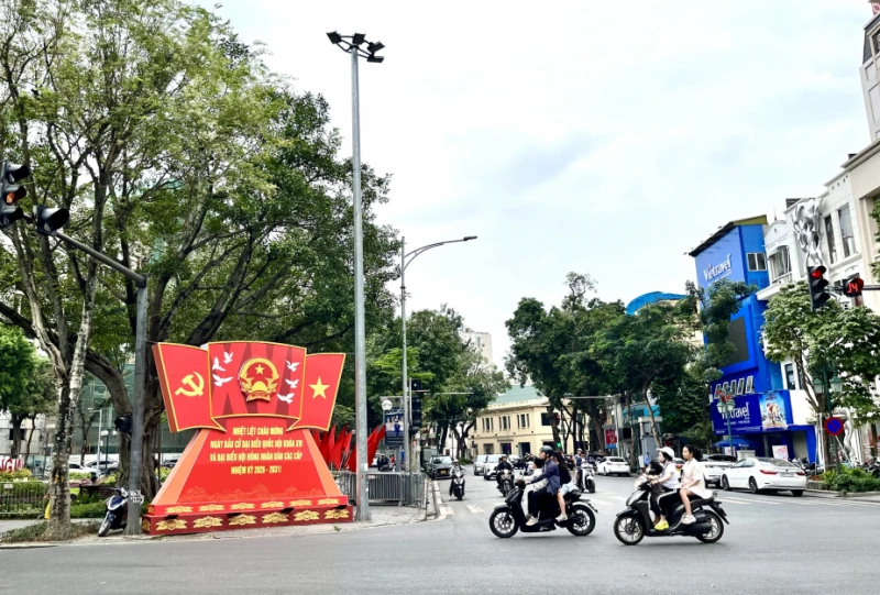Hà Nội rộn ràng cờ hoa trước ngày bầu cử, chờ đón hơn 6 triệu cử tri Hà Nội rộn ràng cờ hoa trước ngày bầu cử, chờ đón hơn 6 triệu cử tri