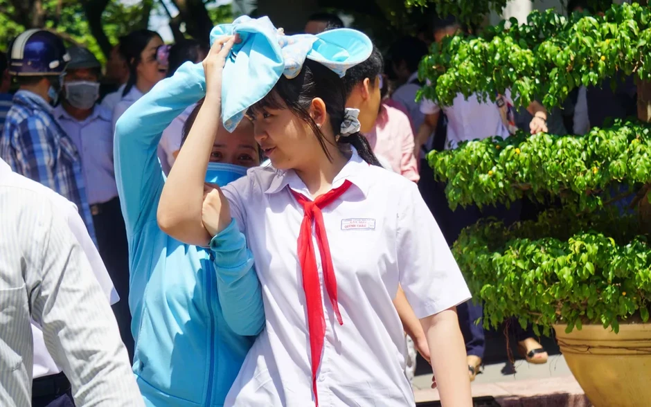 Hà Nội: Sỹ tử thi vào lớp 10 bước vào ngày thứ hai trong thời tiết nắng nóng 35 độ