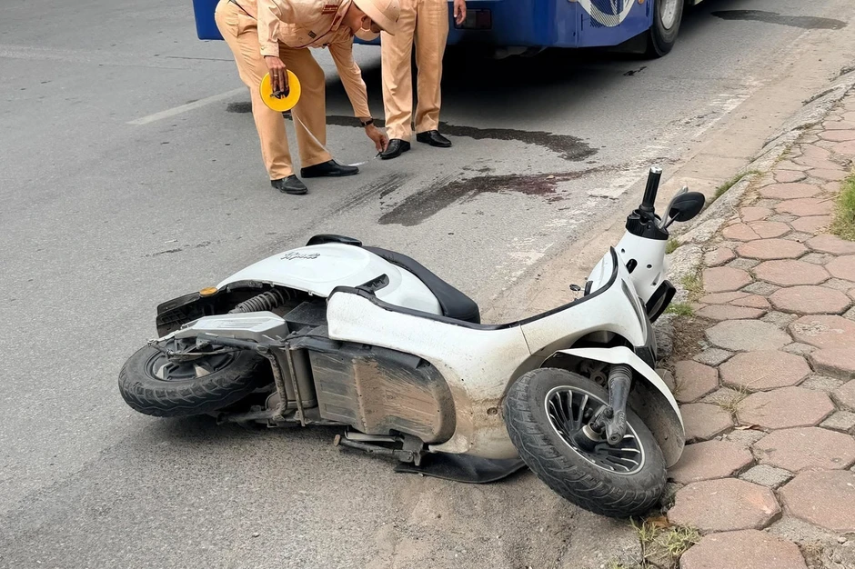 Hà Nội: Sau va chạm, cô gái bị cuốn vào gầm xe buýt