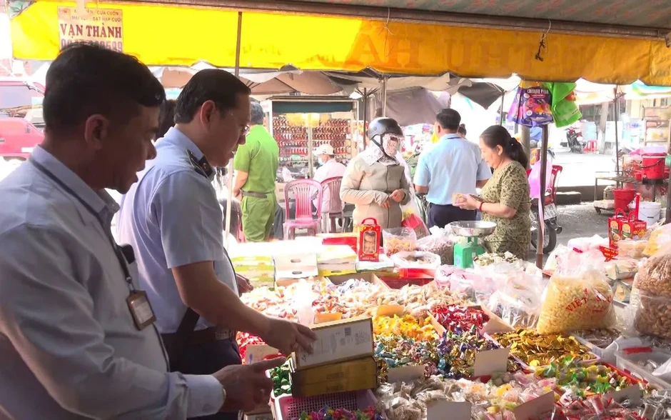 Hà Nội siết chặt quản lý an toàn thực phẩm, đặc biệt tại bếp ăn tập thể và trường học Hà Nội siết chặt quản lý an toàn thực phẩm, đặc biệt tại bếp ăn tập thể và trường học