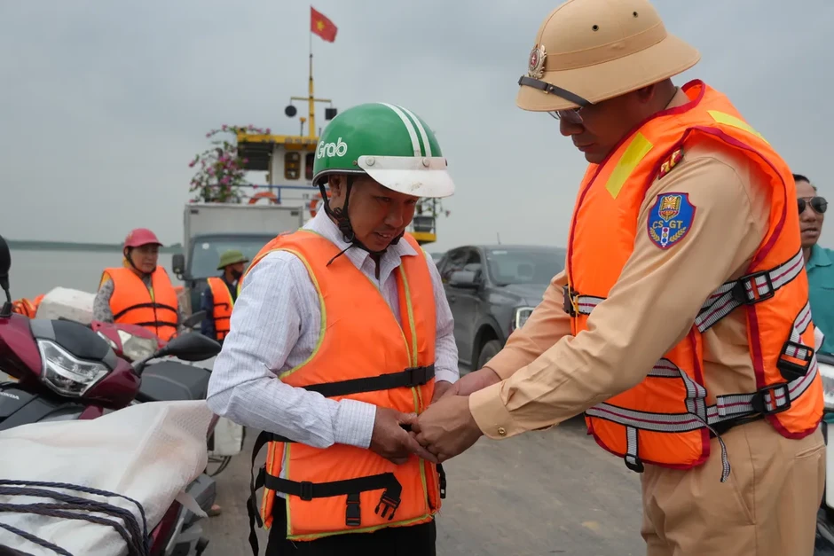Hà Nội siết chặt quản lý bến khách, không xuất bến nếu hành khách không mặc áo phao Hà Nội siết chặt quản lý bến khách, không xuất bến nếu hành khách không mặc áo phao