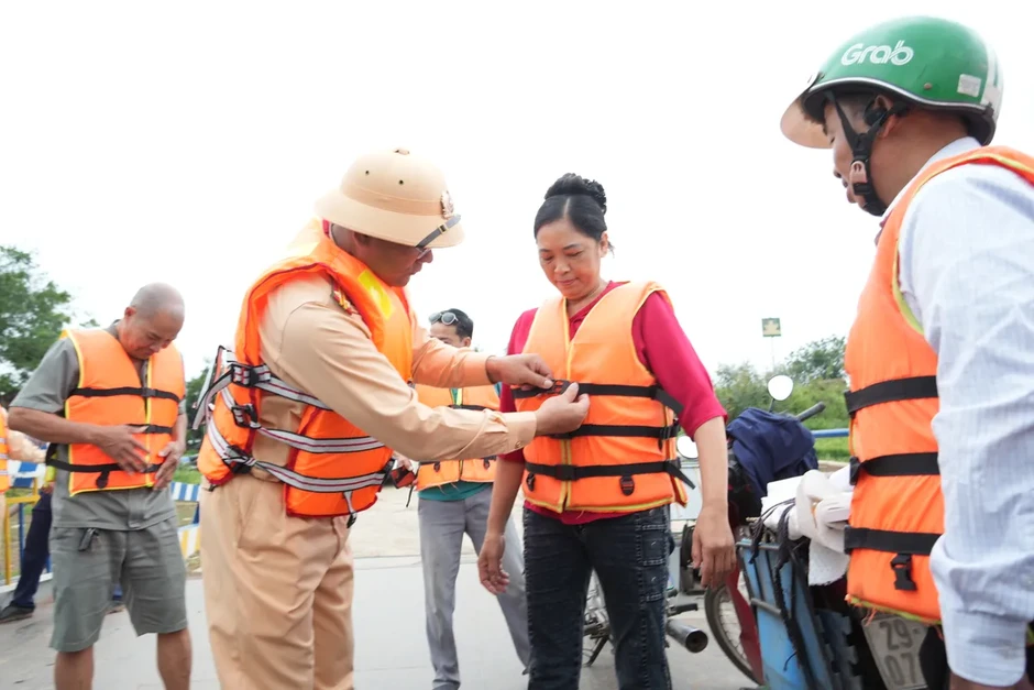 Hà Nội siết chặt quản lý bến khách, không xuất bến nếu hành khách không mặc áo phao Hà Nội siết chặt quản lý bến khách, không xuất bến nếu hành khách không mặc áo phao