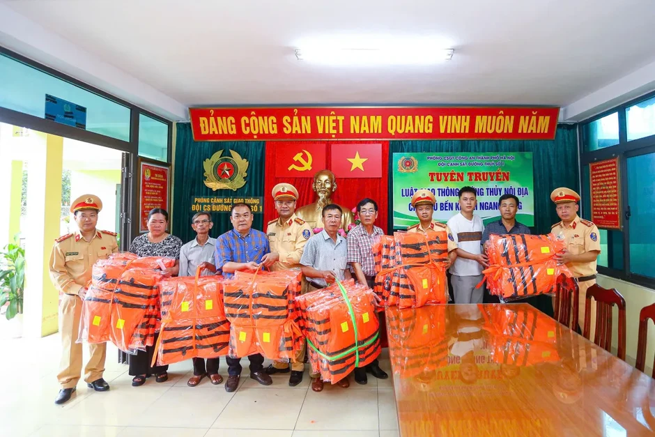 Hà Nội siết chặt quản lý bến khách, không xuất bến nếu hành khách không mặc áo phao Hà Nội siết chặt quản lý bến khách, không xuất bến nếu hành khách không mặc áo phao