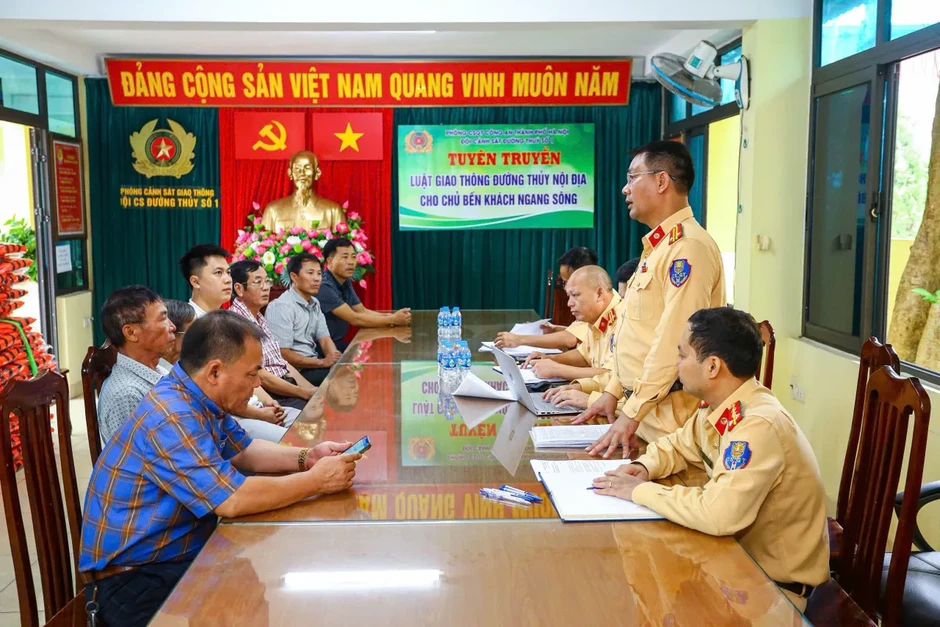 Hà Nội siết chặt quản lý bến khách, không xuất bến nếu hành khách không mặc áo phao Hà Nội siết chặt quản lý bến khách, không xuất bến nếu hành khách không mặc áo phao