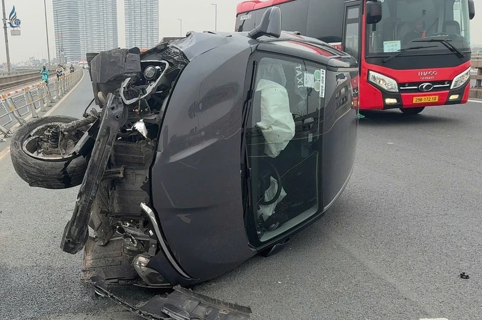Hà Nội: Tài xế taxi buồn ngủ đâm đổ rào chắn phân làn, ô tô lật nghiêng Hà Nội: Tài xế taxi buồn ngủ đâm đổ rào chắn phân làn, ô tô lật nghiêng