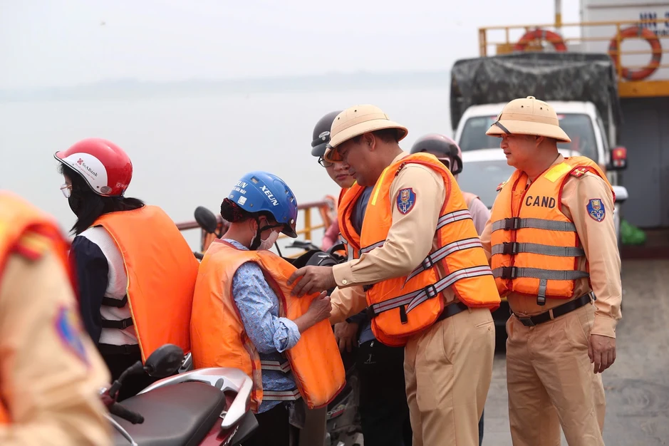 Hà Nội tăng cường kiểm soát giao thông đường thủy trước mùa mưa bão Hà Nội tăng cường kiểm soát giao thông đường thủy trước mùa mưa bão