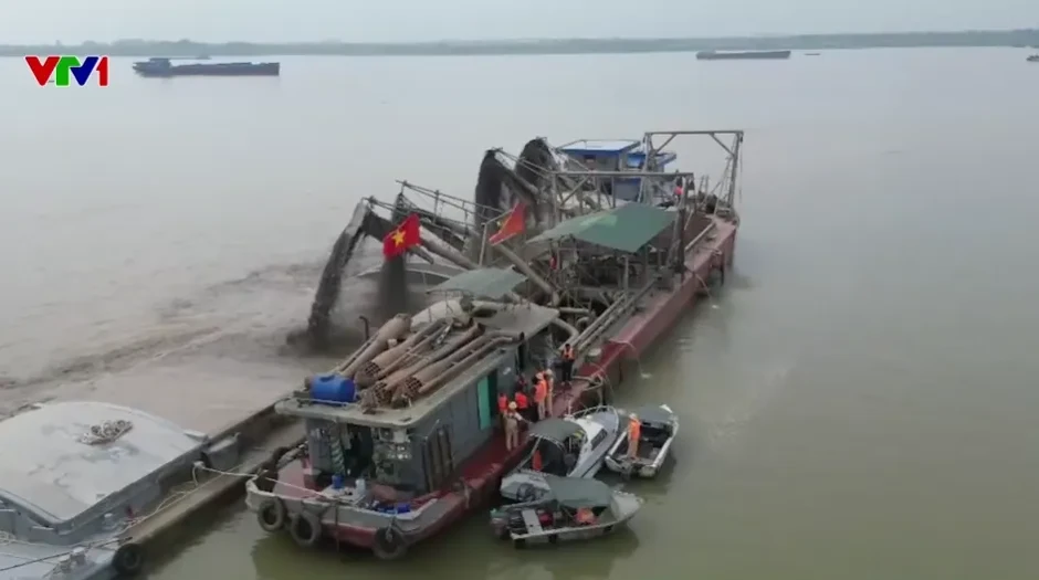 Hà Nội tăng cường kiểm tra khai thác cát, bến bãi trên sông Hồng trong mùa mưa lũ Hà Nội tăng cường kiểm tra khai thác cát, bến bãi trên sông Hồng trong mùa mưa lũ