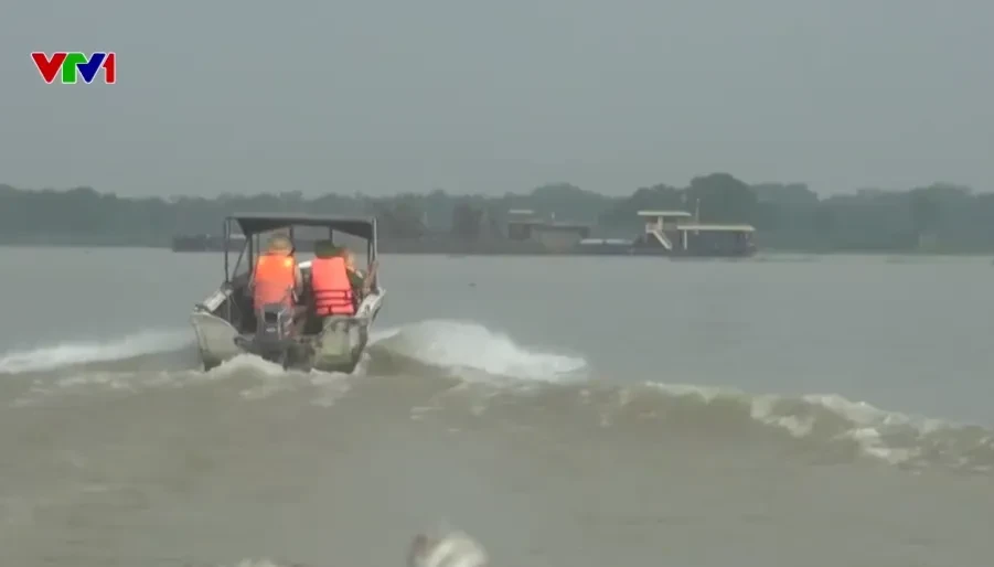 Hà Nội tăng cường kiểm tra khai thác cát, bến bãi trên sông Hồng trong mùa mưa lũ Hà Nội tăng cường kiểm tra khai thác cát, bến bãi trên sông Hồng trong mùa mưa lũ