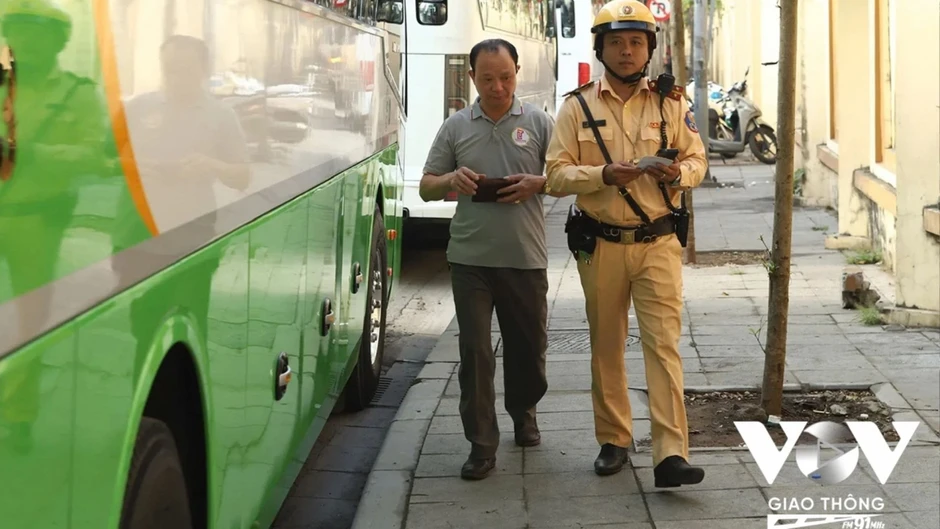 Hà Nội tăng cường xử lý xe khách “canh giờ” để vào phố cổ Hà Nội tăng cường xử lý xe khách “canh giờ” để vào phố cổ