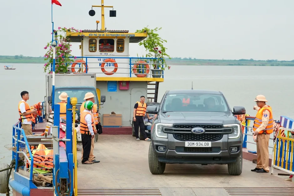 Hà Nội: Tàu thuyền không xuất bến nếu hành khách không mặc áo phao