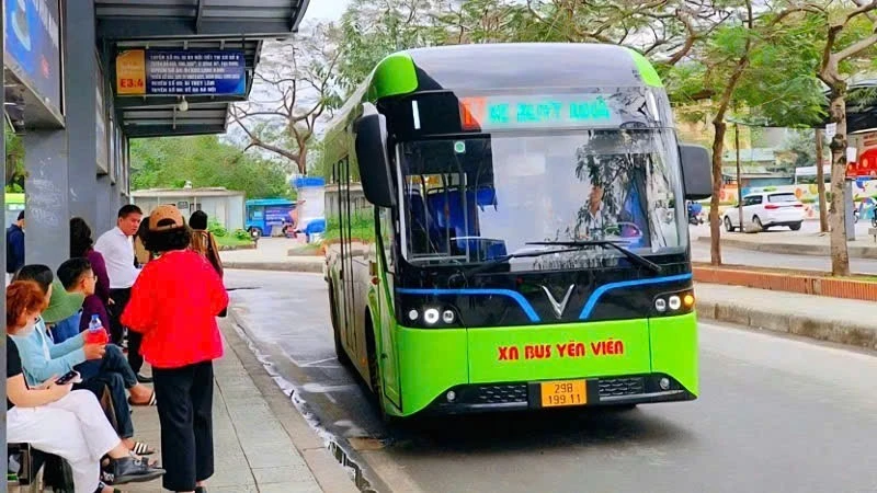 Hà Nội tiếp tục đưa thêm 52 xe buýt điện vào khai thác Hà Nội tiếp tục đưa thêm 52 xe buýt điện vào khai thác