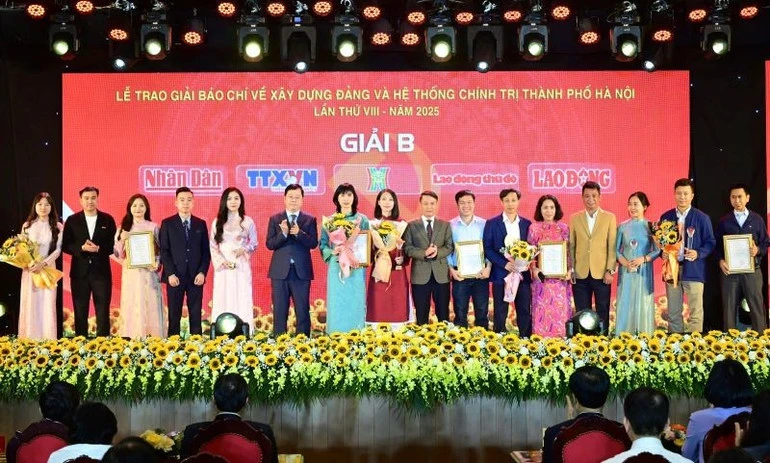 Hà Nội trao Giải Báo chí về xây dựng Đảng và hệ thống chính trị lần thứ VIII-năm 2025 Hà Nội trao Giải Báo chí về xây dựng Đảng và hệ thống chính trị lần thứ VIII-năm 2025