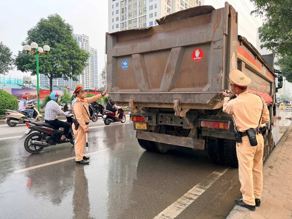 Hà Nội: Triển khai tổng rà soát ô tô tải tự đổ, xe sơ mi rơ moóc từ 15 tấn trở lên Hà Nội: Triển khai tổng rà soát ô tô tải tự đổ, xe sơ mi rơ moóc từ 15 tấn trở lên