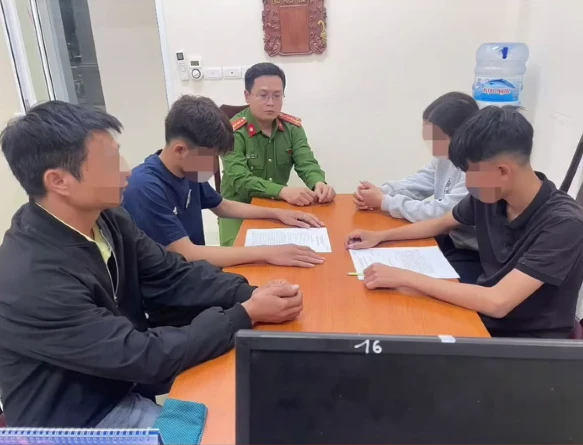 Hà Nội: Triệu tập 2 học sinh lạng lách, đánh võng gây tai nạn giao thông Hà Nội: Triệu tập 2 học sinh lạng lách, đánh võng gây tai nạn giao thông