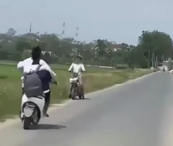 Hà Nội: Triệu tập 2 học sinh lạng lách, đánh võng gây tai nạn giao thông Hà Nội: Triệu tập 2 học sinh lạng lách, đánh võng gây tai nạn giao thông