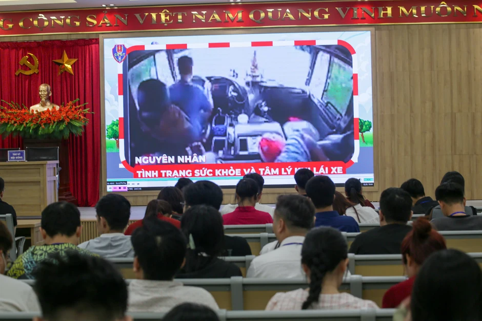 Hà Nội: Trình chiếu video cảnh báo tai nạn giao thông cho học viên trước giờ sát hạch lái xe Hà Nội: Trình chiếu video cảnh báo tai nạn giao thông cho học viên trước giờ sát hạch lái xe