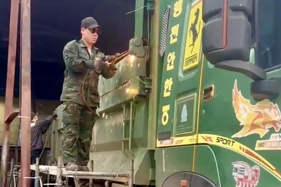 Hà Nội: Tước phù hiệu, tạm giữ xe tải cơi nới thành thùng Hà Nội: Tước phù hiệu, tạm giữ xe tải cơi nới thành thùng