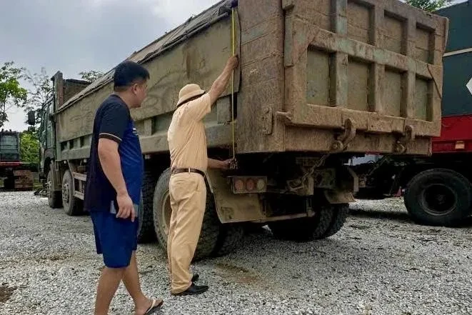 Hà Nội: Tước phù hiệu, tạm giữ xe tải cơi nới thành thùng Hà Nội: Tước phù hiệu, tạm giữ xe tải cơi nới thành thùng
