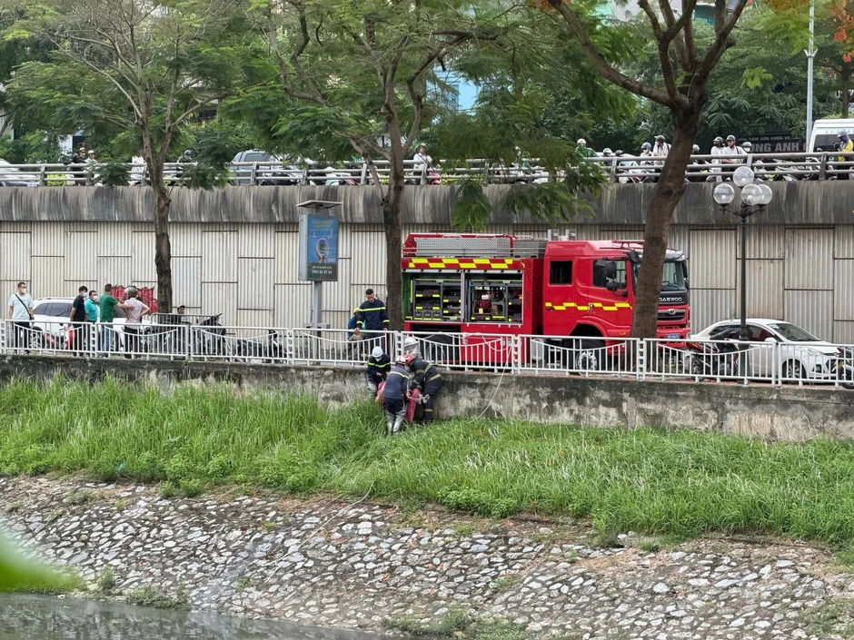 Hà Nội: Tưởng ma nơ canh, lại gần thì phát hiện thi thể người đàn ông trên sông Tô Lịch Hà Nội: Tưởng ma nơ canh, lại gần thì phát hiện thi thể người đàn ông trên sông Tô Lịch